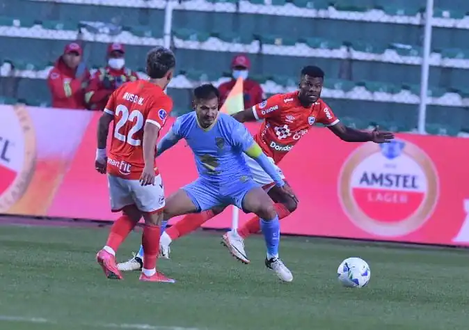 Bolívar sufre sanción de $us 10.000 por infracciones ante Cienciano