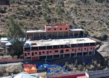 Construcción ilegal autorizada por Palca pone en riesgo a otras viviendas. FOTO: GAMLP