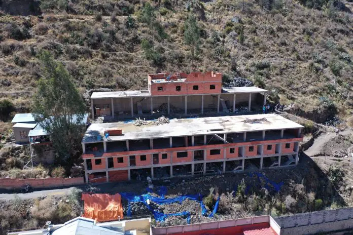 Construcción ilegal autorizada por Palca pone en riesgo a otras viviendas. FOTO: GAMLP