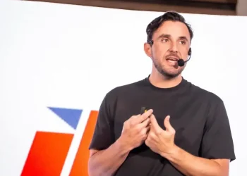 Muy escueto, Velasco dice que sus tuits racistas ‘son falsos’