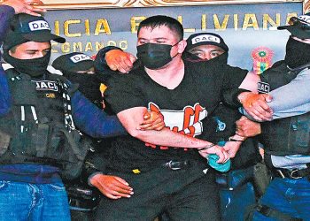 El capitán Javier Alberti, cuando fue presentando a los medios tras su captura en La Paz.