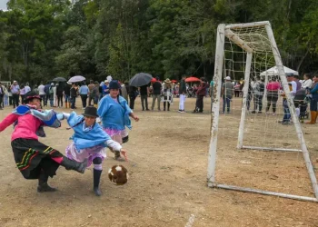Campesinas colombianas luchan contra el olvido a través del fútbol