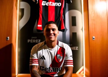 Colombiano Juanfer Quintero firma y empieza su tercer ciclo en River