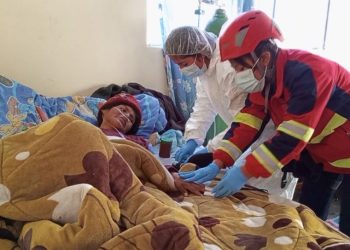 Lidia lucha por su vida resguardada por sus niños, la Alcaldía compromete ayuda