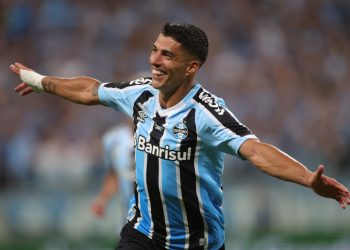 Luis Suárez anota un triplete en debut soñado con Gremio