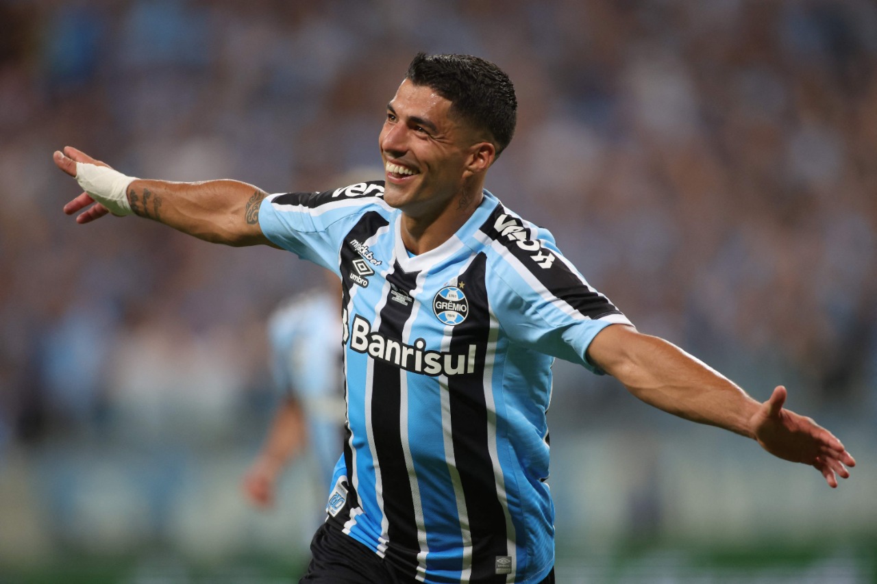 Luis Suárez anota un triplete en debut soñado con Gremio