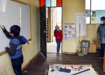 Lejos de su hogar, ‘maestros mochileros’ dejan familia y amigos para llevar educación a cada rincón del país