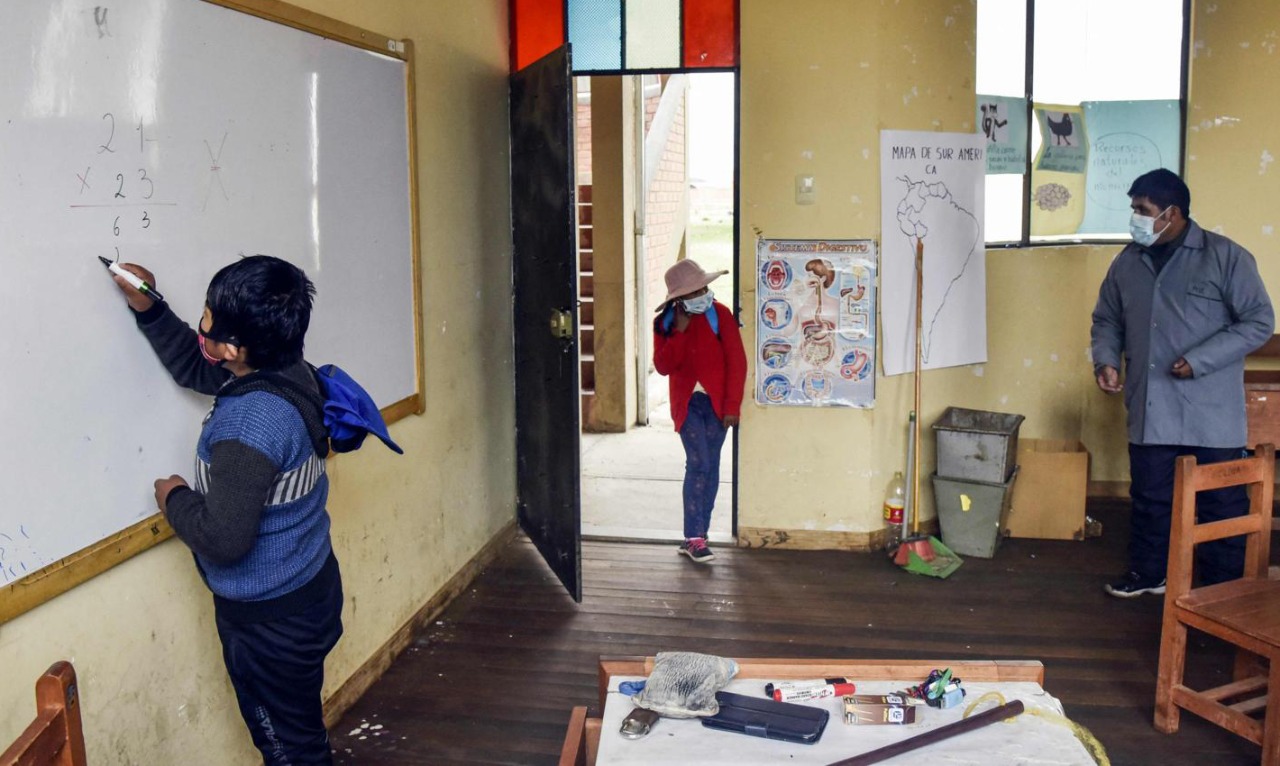 Lejos de su hogar, ‘maestros mochileros’ dejan familia y amigos para llevar educación a cada rincón del país