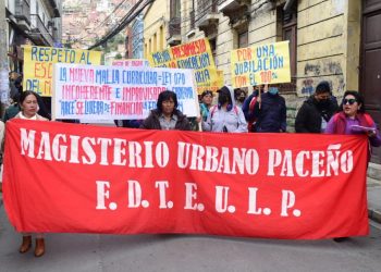 Maestros marchan contra la malla curricular y advierten ‘no vamos a retroceder’