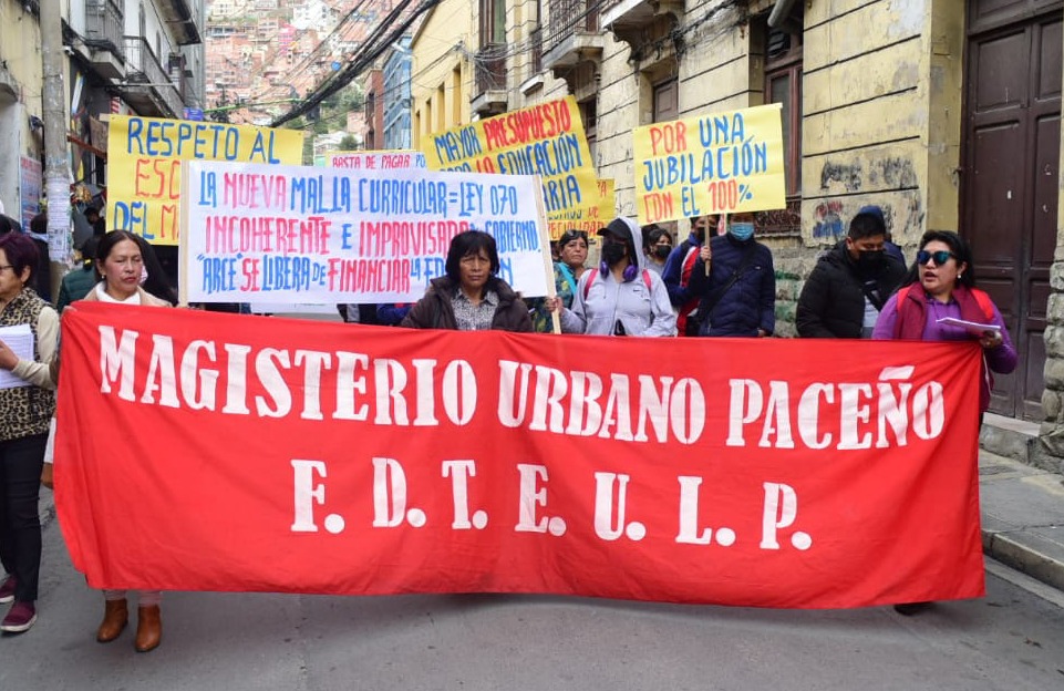 Maestros marchan contra la malla curricular y advierten ‘no vamos a retroceder’