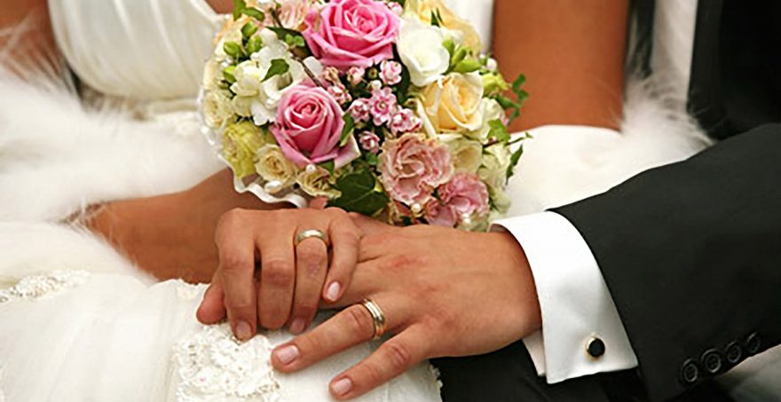 Padres son denunciados por intentar casar a una adolescente con un anciano de 80 años