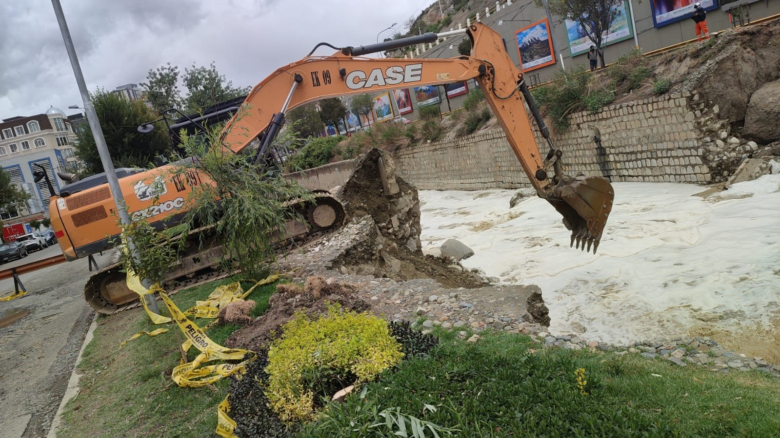 Maquinaria pesada es movilizada para impedir más pérdida de plataforma del río Choqueyapu