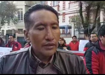 Maestros protestan en las puertas del Ministerio de Educación. Foto: Captura