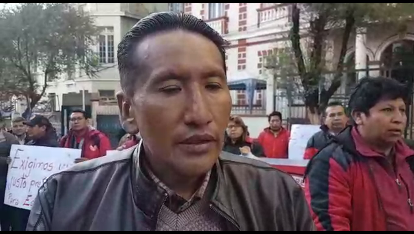 Maestros protestan en las puertas del Ministerio de Educación. Foto: Captura