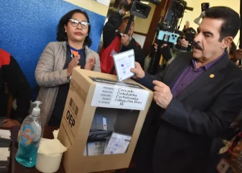 Reyes Villa pide votar para fortalecer la democracia