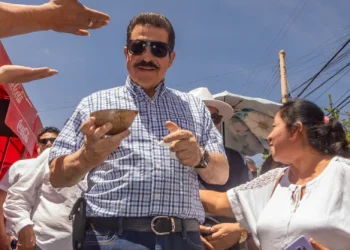 Manfred dice que advirtió a Paz sobre Lara