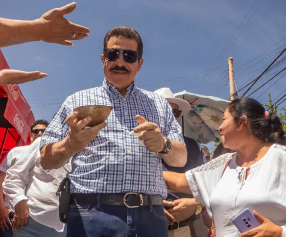 Manfred dice que advirtió a Paz sobre Lara