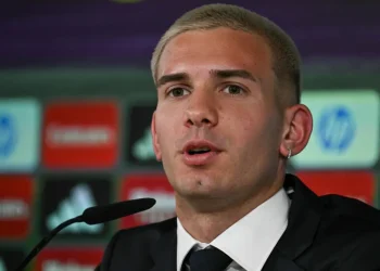 Mastantuono recuerda a Di Stefano en su presentación con el Real