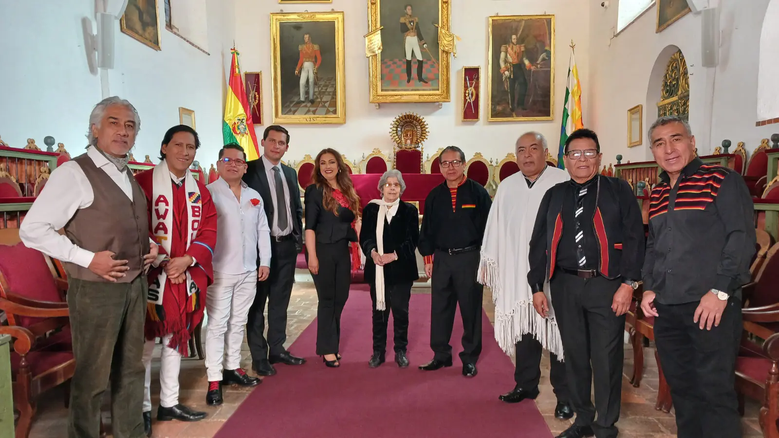 Matilde Casazola junto a las 'Voces de Oro' del Bicentenario en la Casa de la Libertad. Foto: radio Global