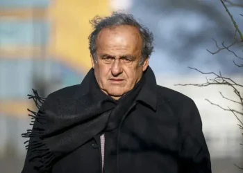 Platini sorprende robo de trofeos en su casa mientras estaba presente