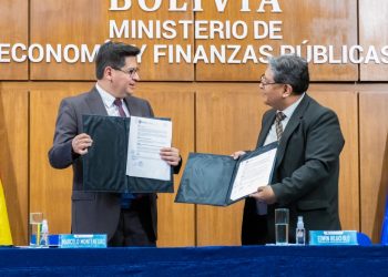 El ministro Marcelo Montenegro y el titular del BCB, Edwin Rojas, suscribieron el Programa Fiscal Financiero 2023 este viernes.