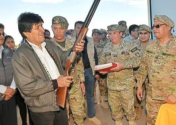 Evo Morales junto a la cúpula militar, en una fotografía de archivo.