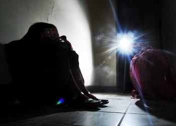Con solo un colchón para descansar, una niña estaba abandonada en un cuarto