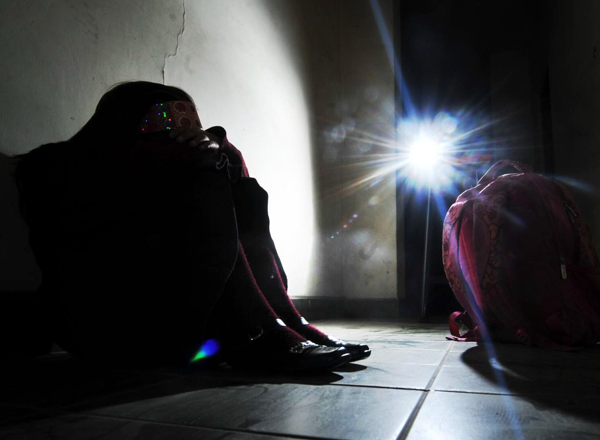 Con solo un colchón para descansar, una niña estaba abandonada en un cuarto