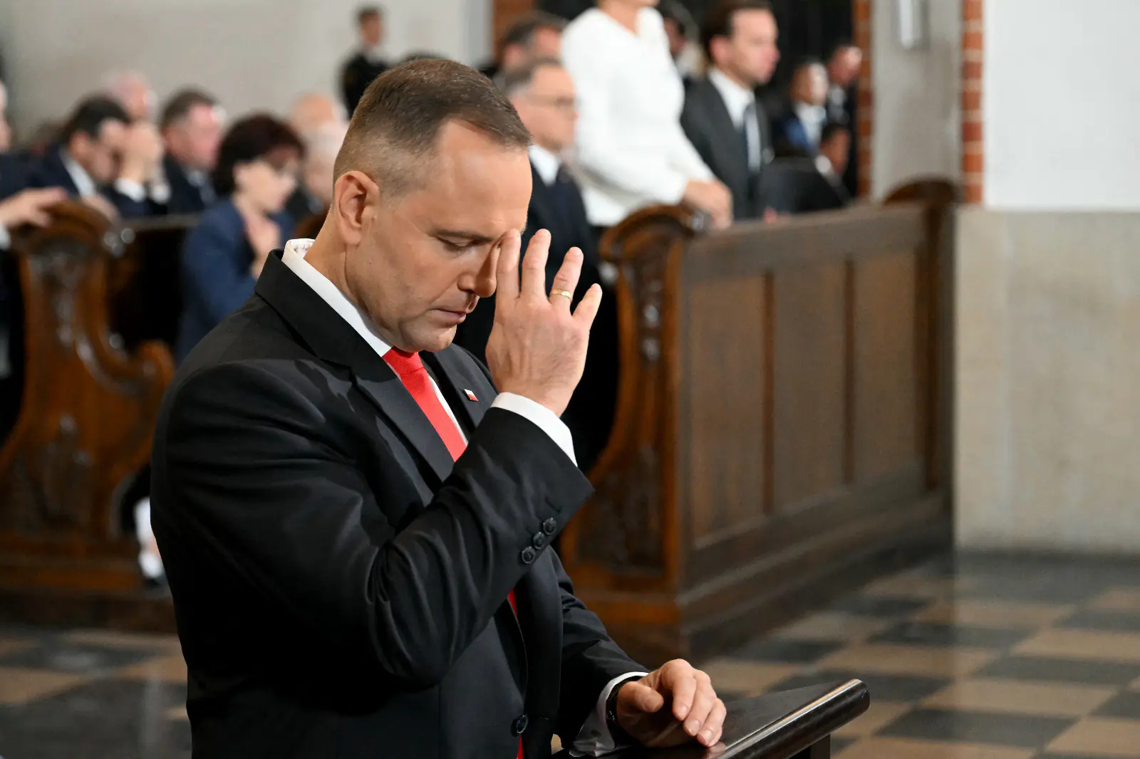 El nacionalista Karol Nawrocki, investido presidente de Polonia