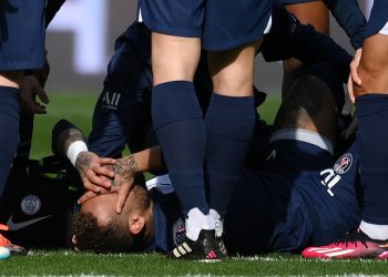 Neymar se lesiona en un tobillo y llena de preocupación al PSG
