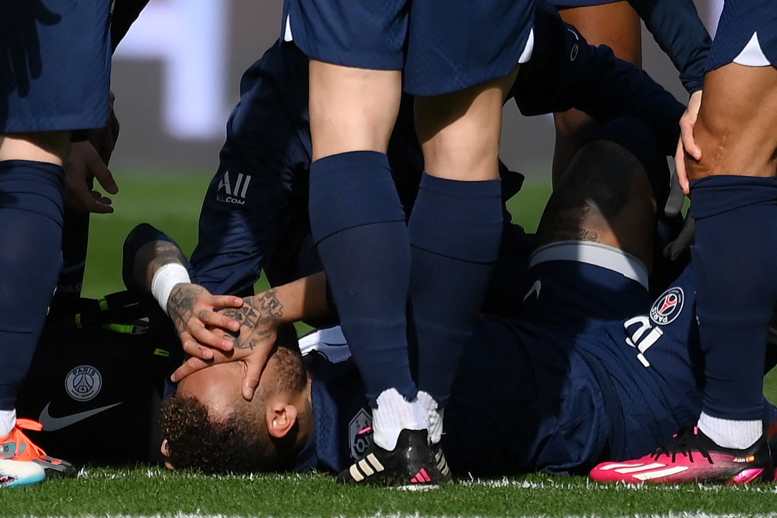Neymar se lesiona en un tobillo y llena de preocupación al PSG