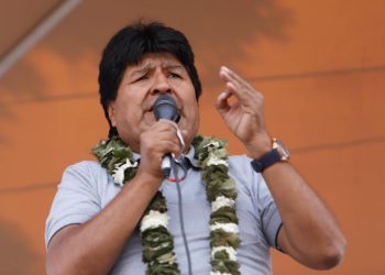Evo Morales se dirige a sus seguidores en un discurso. Foto: APG