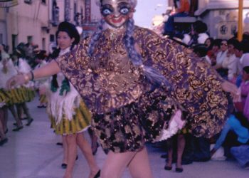 Carlos Espinoza Ofelia es el creador del traje de la china morena en el Carnaval de Oruro.