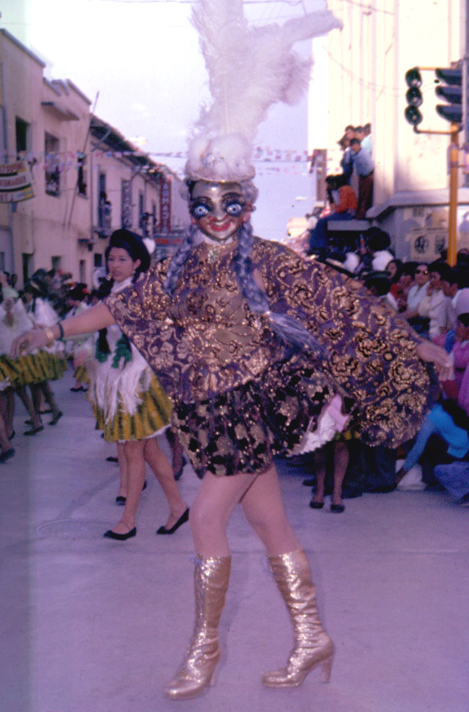 Carlos Espinoza Ofelia es el creador del traje de la china morena en el Carnaval de Oruro.