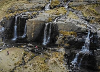 Tragedia en un paseo, joven que cayó de las cascadas de Hampaturi necesita ayuda