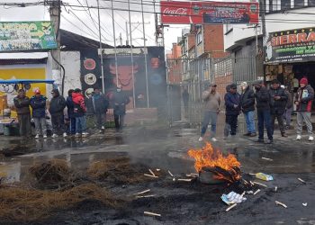 Sin acuerdo sobre el incremento de tasas, carniceros retoman protestas en El Alto