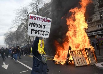 Ochenta detenidos y 123 policías heridos en jornada de protestas en Francia