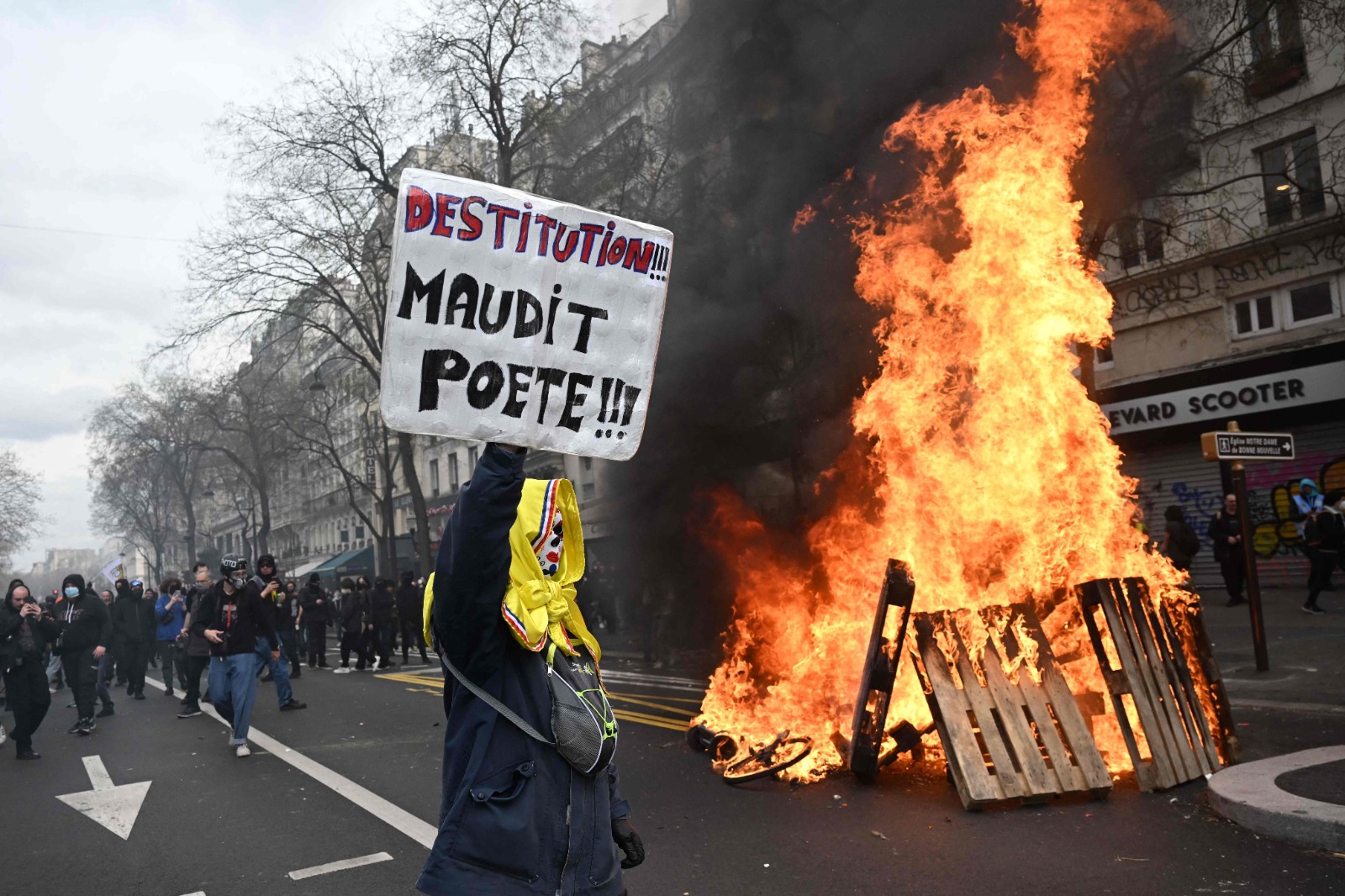 Ochenta detenidos y 123 policías heridos en jornada de protestas en Francia