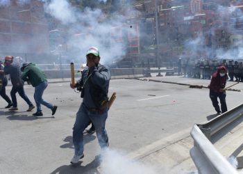 Policía lesionada en protestas de los maestros tiene cuatro días de impedimento