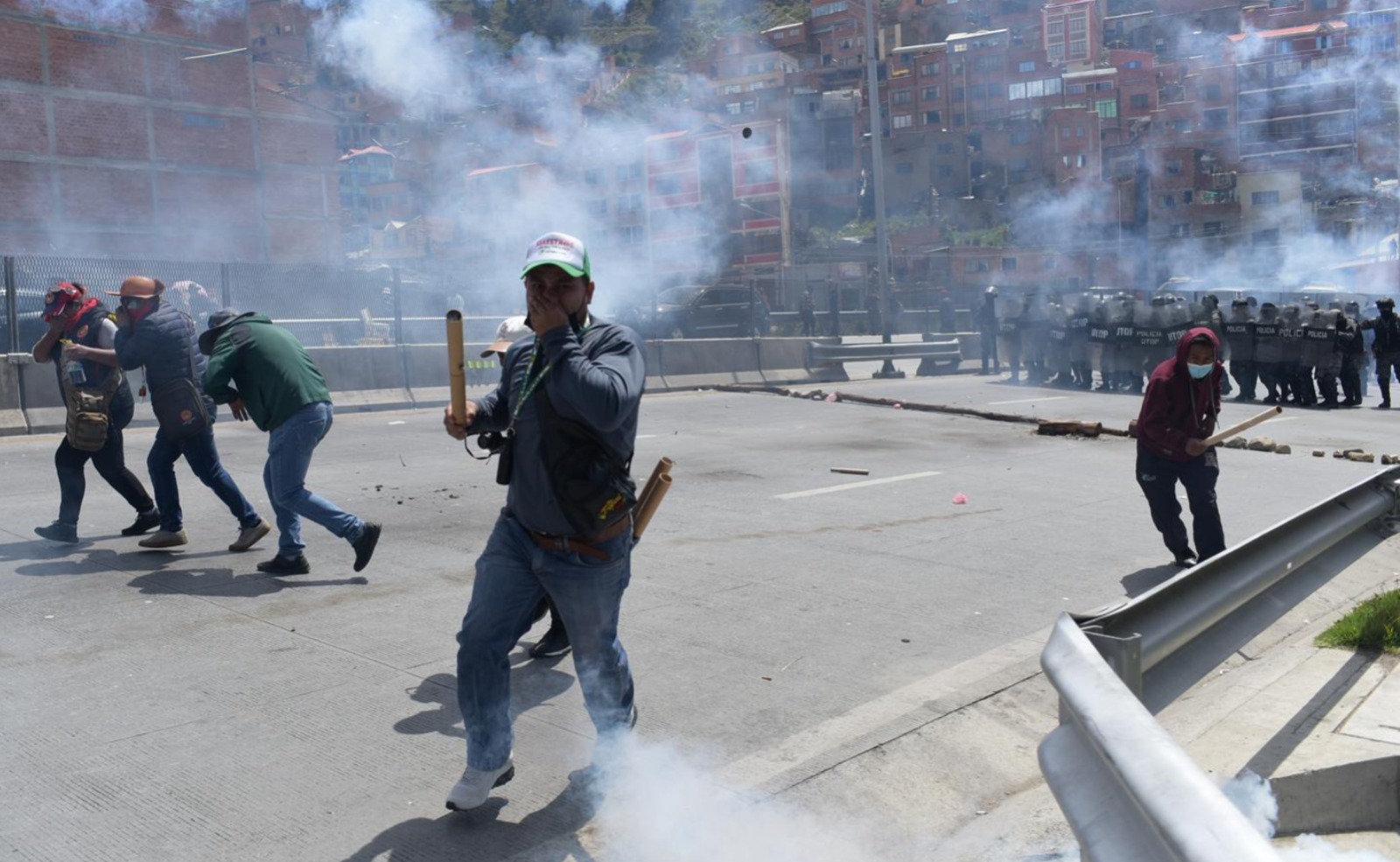 Policía lesionada en protestas de los maestros tiene cuatro días de impedimento