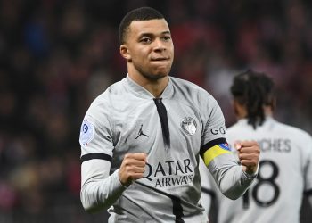 Mbappé da una sufrida victoria al PSG en Brest por 2-1
