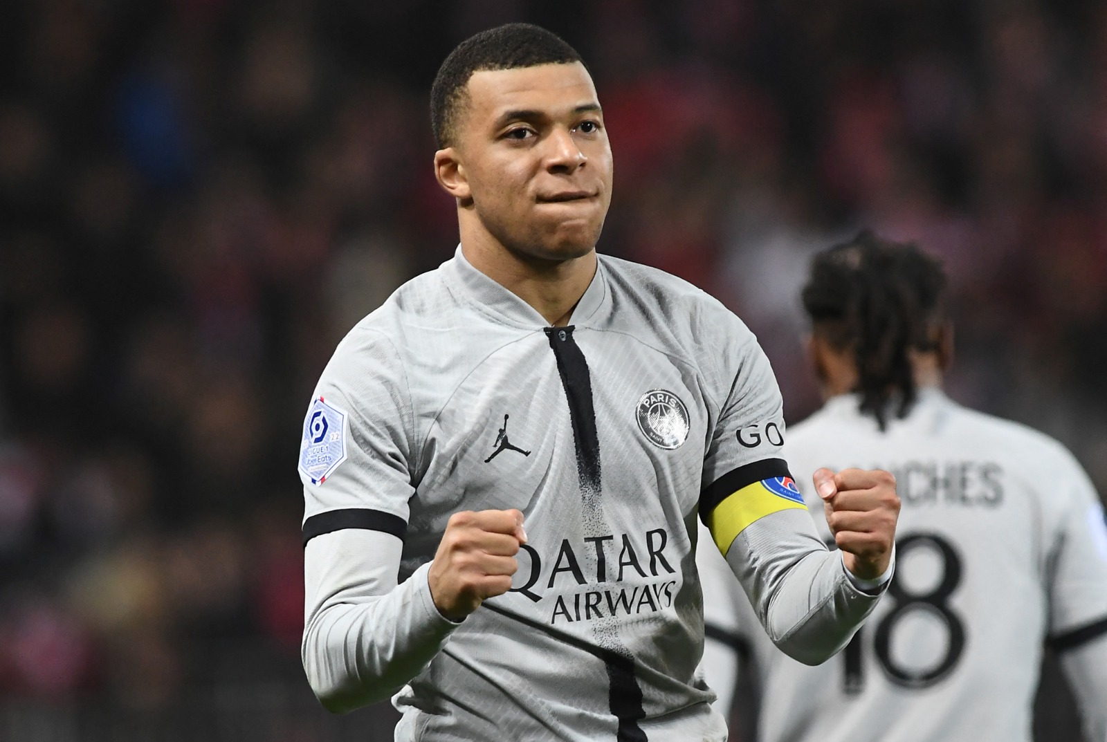 Mbappé da una sufrida victoria al PSG en Brest por 2-1