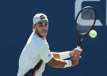 Cerúndolo firma su mayor remontada en su debut en el Abierto de EEUU