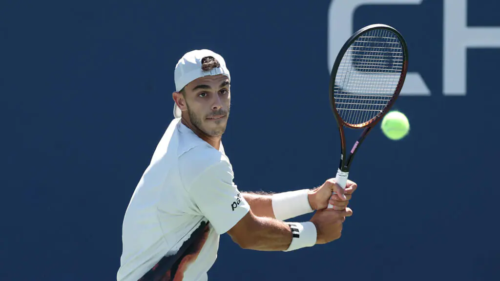 Cerúndolo firma su mayor remontada en su debut en el Abierto de EEUU
