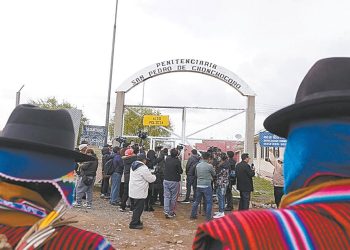 El gabinete del gobernador Luis Fernando Camacho visita Chonchocoro; hubo tensión con los Ponchos Rojos.