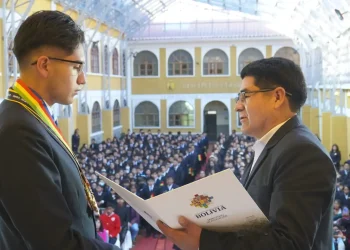 Educación distingue a Óscar Azurduy, ganador de olimpiadas en EEUU
