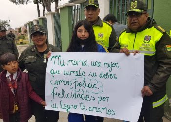 Orgullo en la ‘verde olivo’, policías que asistieron un parto en una patrulla son condecorados