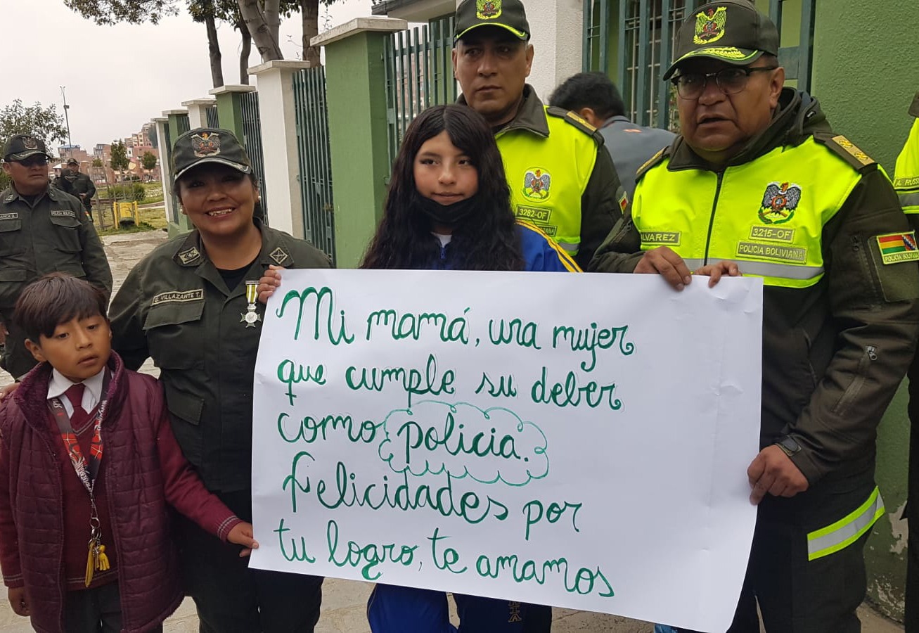 Orgullo en la ‘verde olivo’, policías que asistieron un parto en una patrulla son condecorados