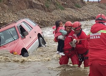 Padre y su bebé quedan atrapados en su coche en medio de un río