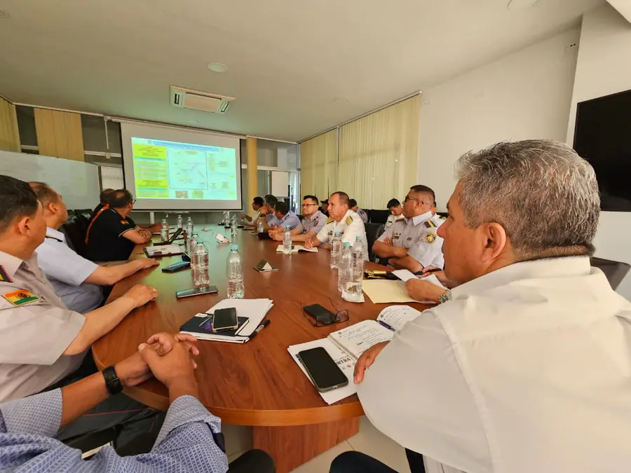 Ministerio de Defensa y FFAA se reúnen por los incendios